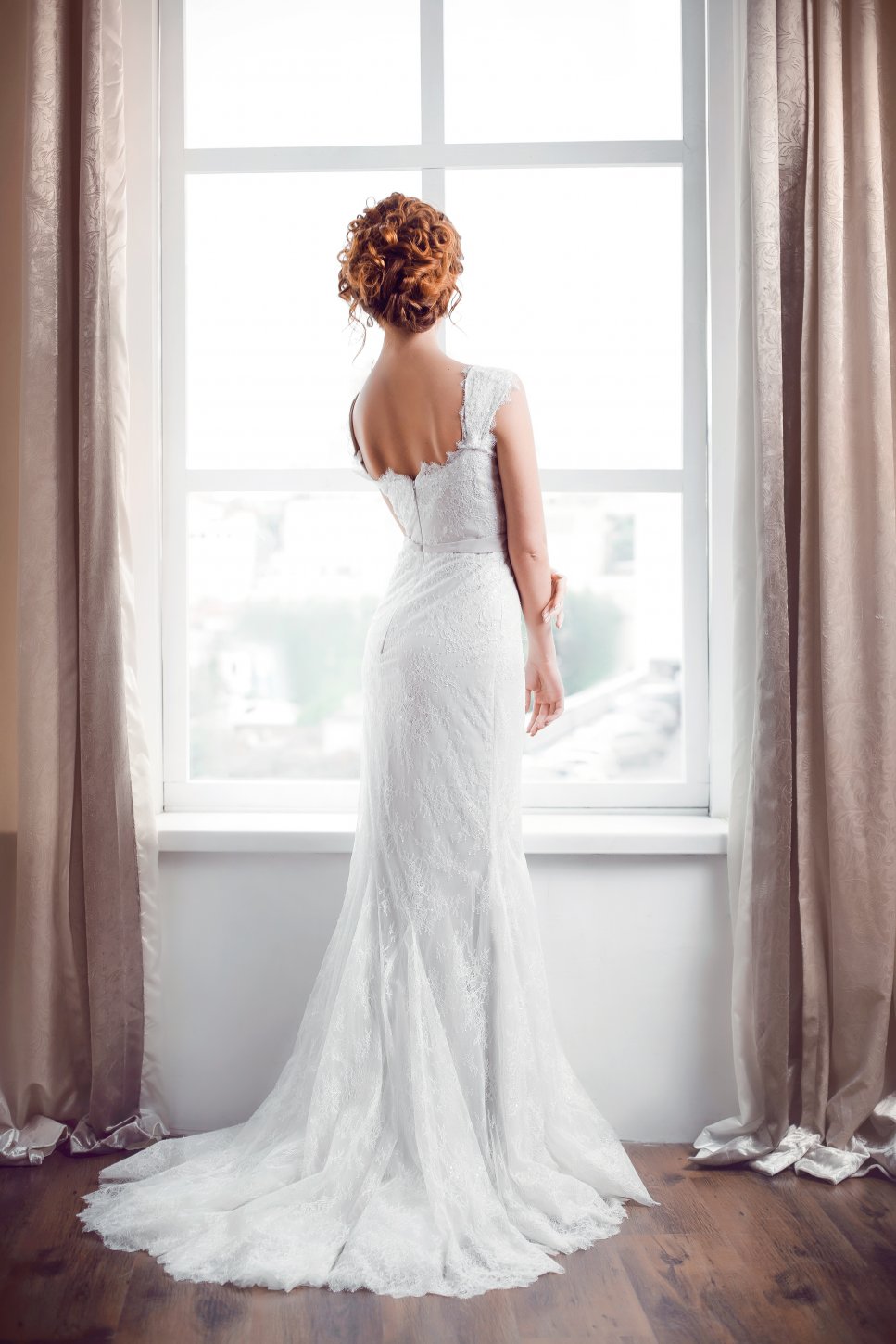 Buying a used wedding dress. Second hand wedding dress.